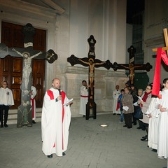 Venerdì Santo ‘senza popolo’ e a ‘porte chiuse’