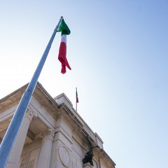 Il 25 aprile 2018 si ricorda il 73° anniversario della Liberazione dell’Italia dall’occupazione nazifascista ed è una festività civile. La celebrazione per ricordare questa data, venne istituita su proposta del presidente del Consiglio Alcide De Gasperi,  con una legge ordinaria nel maggio 1949, fu stabilito che il 25 aprile (già festeggiato a partire dal 1946), quale anniversario della Liberazione, rientrasse tra i giorni considerati di festa nazionale. Per garantire che la memoria di quegli eventi non andasse dispersa in seguito al decesso di chi aveva combattuto in prima linea contro il naz