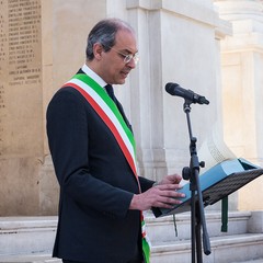 Il 25 aprile 2018 si ricorda il 73° anniversario della Liberazione dell’Italia dall’occupazione nazifascista ed è una festività civile. La celebrazione per ricordare questa data, venne istituita su proposta del presidente del Consiglio Alcide De Gasperi,  con una legge ordinaria nel maggio 1949, fu stabilito che il 25 aprile (già festeggiato a partire dal 1946), quale anniversario della Liberazione, rientrasse tra i giorni considerati di festa nazionale. Per garantire che la memoria di quegli eventi non andasse dispersa in seguito al decesso di chi aveva combattuto in prima linea contro il naz