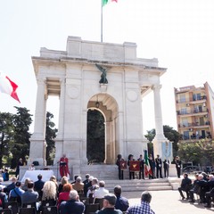 Il 25 aprile 2018 si ricorda il 73° anniversario della Liberazione dell’Italia dall’occupazione nazifascista ed è una festività civile. La celebrazione per ricordare questa data, venne istituita su proposta del presidente del Consiglio Alcide De Gasperi,  con una legge ordinaria nel maggio 1949, fu stabilito che il 25 aprile (già festeggiato a partire dal 1946), quale anniversario della Liberazione, rientrasse tra i giorni considerati di festa nazionale. Per garantire che la memoria di quegli eventi non andasse dispersa in seguito al decesso di chi aveva combattuto in prima linea contro il naz