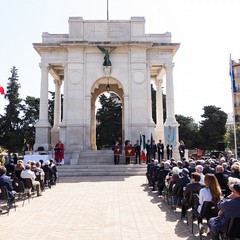 Il 25 aprile 2018 si ricorda il 73° anniversario della Liberazione dell’Italia dall’occupazione nazifascista ed è una festività civile. La celebrazione per ricordare questa data, venne istituita su proposta del presidente del Consiglio Alcide De Gasperi,  con una legge ordinaria nel maggio 1949, fu stabilito che il 25 aprile (già festeggiato a partire dal 1946), quale anniversario della Liberazione, rientrasse tra i giorni considerati di festa nazionale. Per garantire che la memoria di quegli eventi non andasse dispersa in seguito al decesso di chi aveva combattuto in prima linea contro il naz