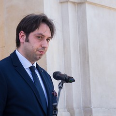 Il 25 aprile 2018 si ricorda il 73° anniversario della Liberazione dell’Italia dall’occupazione nazifascista ed è una festività civile. La celebrazione per ricordare questa data, venne istituita su proposta del presidente del Consiglio Alcide De Gasperi,  con una legge ordinaria nel maggio 1949, fu stabilito che il 25 aprile (già festeggiato a partire dal 1946), quale anniversario della Liberazione, rientrasse tra i giorni considerati di festa nazionale. Per garantire che la memoria di quegli eventi non andasse dispersa in seguito al decesso di chi aveva combattuto in prima linea contro il naz