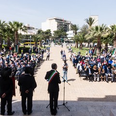 Il 25 aprile 2018 si ricorda il 73° anniversario della Liberazione dell’Italia dall’occupazione nazifascista ed è una festività civile. La celebrazione per ricordare questa data, venne istituita su proposta del presidente del Consiglio Alcide De Gasperi,  con una legge ordinaria nel maggio 1949, fu stabilito che il 25 aprile (già festeggiato a partire dal 1946), quale anniversario della Liberazione, rientrasse tra i giorni considerati di festa nazionale. Per garantire che la memoria di quegli eventi non andasse dispersa in seguito al decesso di chi aveva combattuto in prima linea contro il naz