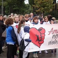 Andria si è tinta di Rosa per dire tutti insieme «No alla violenza sulle donne»