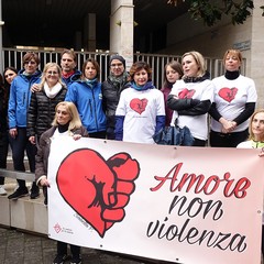 Andria si è tinta di Rosa per dire tutti insieme «No alla violenza sulle donne»