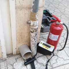Fuga di gas da un tubo di distribuzione in via Enrico Dandolo