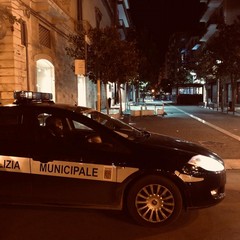Un'Andria deserta e malinconica ascolta il discorso di Giuseppe Conte