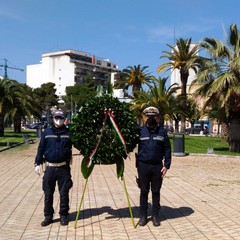 XXV Aprile: deposta corona d'alloro al Monumento ai Caduti