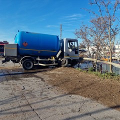 Tragedia sfiorata sull'Andria Corato: camion sfonda guard rail