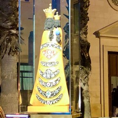 In piazza Cappuccini svetta la statua di una madonna nera, è la Madonna di Loreto