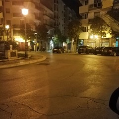 Un'Andria deserta e malinconica ascolta il discorso di Giuseppe Conte
