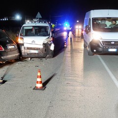 Grave incidente sulla strada tangenziale: scontro frontale tra due veicoli