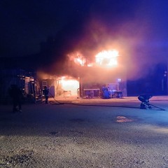 Vasto incendio in un capannone sulla provinciale Andria Corato