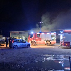 Vasto incendio in un capannone sulla provinciale Andria Corato
