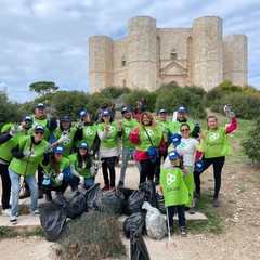 decine di bustoni di rifiuti vari raccolti nella pineta di Castel del Monte