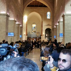 Campane a morto in piazza Duomo accolgono la salma di Vincenza Angrisano
