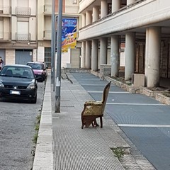 mobilio abbandonato in via Genova