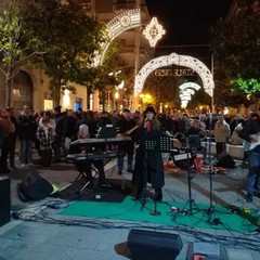 Musica natalizia e live band in viale Crispi