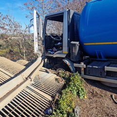 Tragedia sfiorata sull'Andria Corato: camion sfonda guard rail