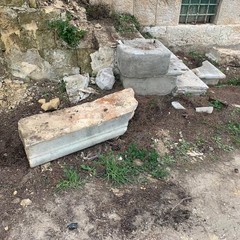 Incursione in una antica masseria: demolita una antica scala in pietra