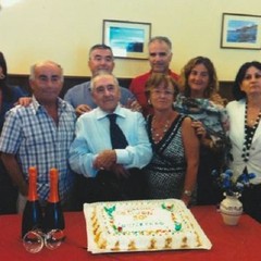 Nicola Fusiello circondato dai suoi figli familiari in occasione di un passato compleanno