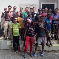Foto di gruppo con i ragazzi di strada Sara il direttore di Caritas Gibuti e don Mimmo