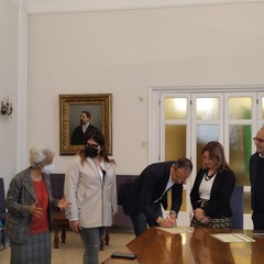 foto tirocini negli uffici tecnici il Sindaco consegna attestati