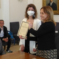 foto tirocini negli uffici tecnici il Sindaco consegna attestati