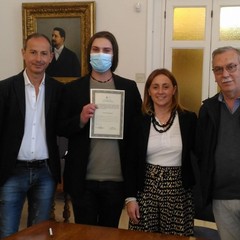 foto tirocini negli uffici tecnici il Sindaco consegna attestati