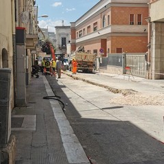 Operai al lavoro su via Salvator Rosa tranciano tubo del gas