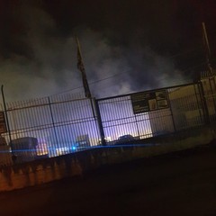 Vasto incendio in un capannone sull'Andria Corato:
