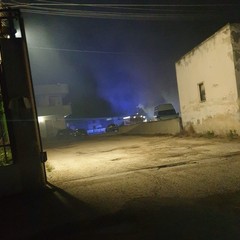 Vasto incendio in un capannone sull'Andria Corato: