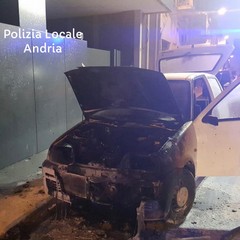 Auto in fiamme in via Giannone