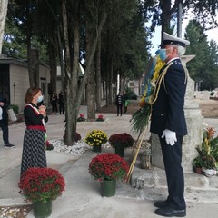 Il Sindaco Bruno depone corona di crisantemi