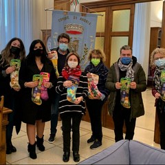 Calze della befana donate al Sindaco Bruno per i bambini andriesi