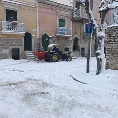 Mezzi spazzaneve e spargisale in azione ad Andria