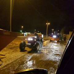 Mezzi spazzaneve e spargisale in azione ad Andria