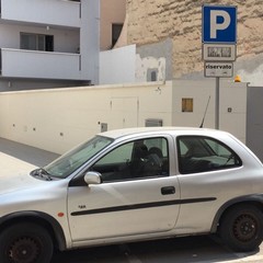 Stalli per biciclette e ciclomotori invasi dalle autovetture