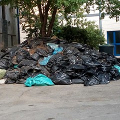 rifiuti nella parte posteriore dell'ospedale di Andria