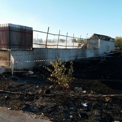 Incendio deposito pedane: fiamme spente solo stamane