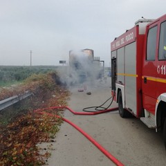 Camion prende fuoco sulla provinciale Andria Canosa. Intervento dei VV.F.