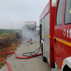 Camion prende fuoco sulla provinciale Andria Canosa. Intervento dei VV.F.