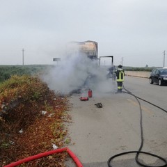 Camion prende fuoco sulla provinciale Andria Canosa. Intervento dei VV.F.