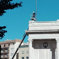 Monumento ai Caduti: sostituito il cencio con il Tricolore