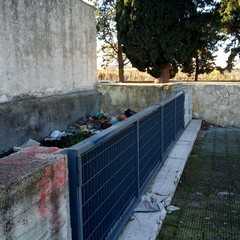 Incuria e degrado nell'area prospiciente il parcheggio del Cimitero