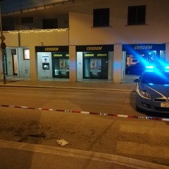 Fallisce tentativo di assalto al bancomat della Credem di viale Istria