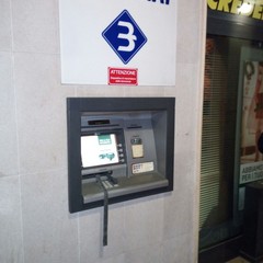 Fallisce tentativo di assalto al bancomat della Credem di viale Istria