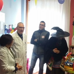 Giocattoli e dolciumi alla Pediatria del "L. Bonomo"