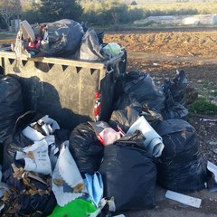 Borgata Troianelli invasa dai rifiuti