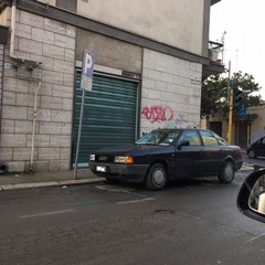 auto parcheggiata in via Duca di Genova